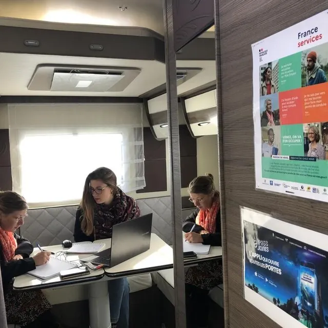photo le camping-car a notamment été choisi pour son salon privé, créant un espace de confidentialité, à l’arrière. ici les deux salariés : sandrine arnette et odile massé.  ©  photo le maine libre