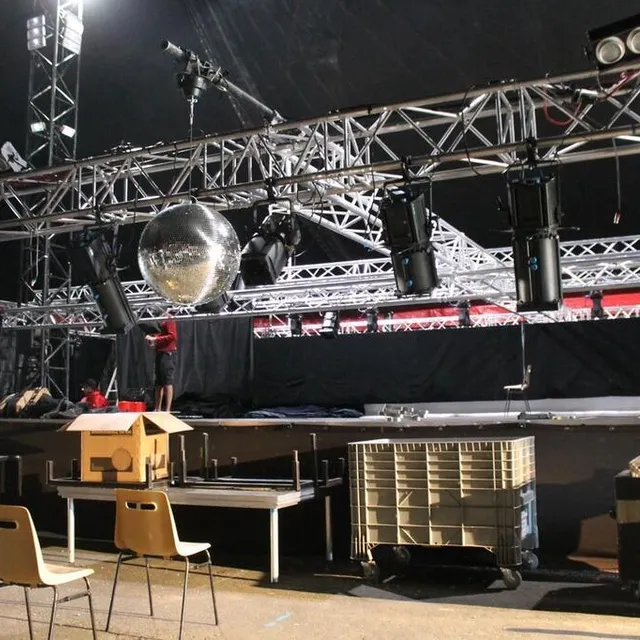 photo la scène mesure 13 m de long sur 11 m de profondeur. ici, le « grill » qui forme le sommet de la cage est baissé.  ©  ouest-france