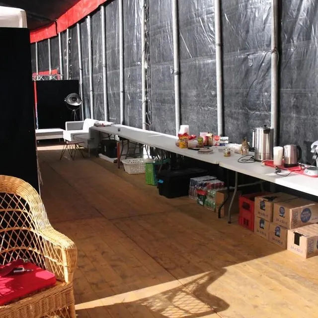 photo un espace catering a été aménagé près des loges pour que les artistes se sustentent.  ©  ouest-france