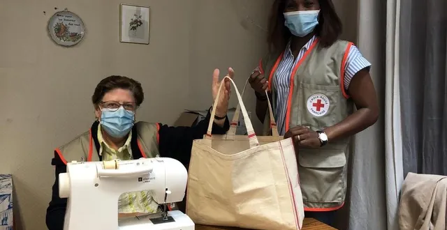 photo  l’atelier couture a lieu tous les quinze jours, au local de la croix-rouge d’argentan (orne).  &copy;  ouest-france 