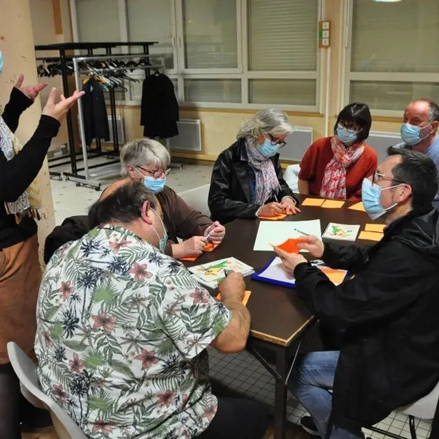 photo amandine perriaud, une des animatrices de cette première réunion publique.  ©  le maine libre