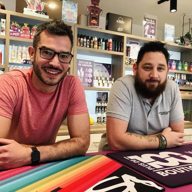 photo romain et mickaël ont installé leur magasin vapostore, dédié aux cigarettes électroniques et e-liquides, il y a trois semaines. ils jugent les débuts encourageants.  ©  ouest-france