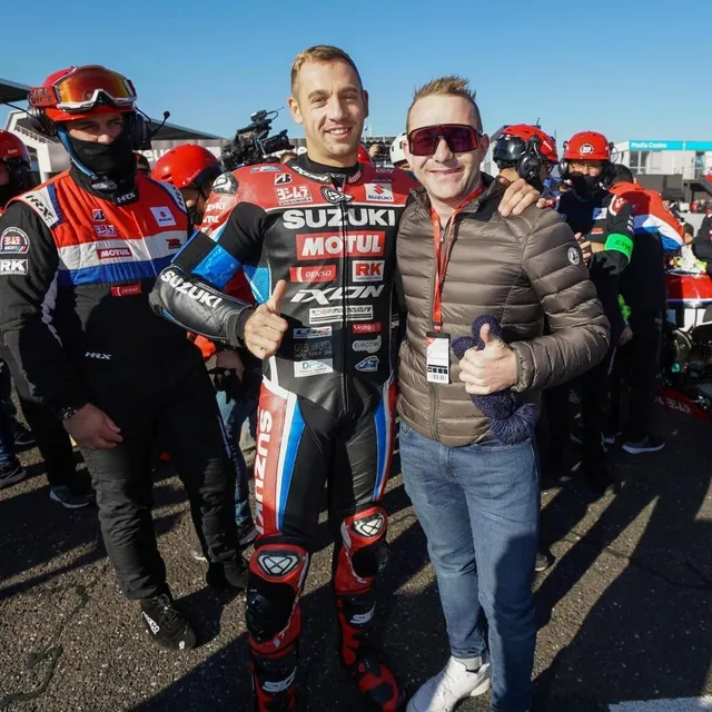 photo gregg black avec son pote, le pilote lucas mahias.  ©  ouest-france