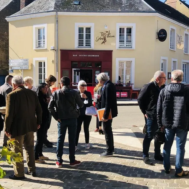 photo à 13 heures, après la restitution des groupes de travail, les échanges se sont poursuivis face au café « délicatresson ».  ©  le maine libre