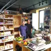 photo  athy et toon poulin, dans le coin épicerie du commerce qu’ils viennent d’ouvrir. 
