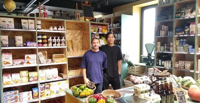 photo  athy et toon poulin, dans le coin épicerie du commerce qu’ils viennent d’ouvrir.  &copy;  ouest-france 