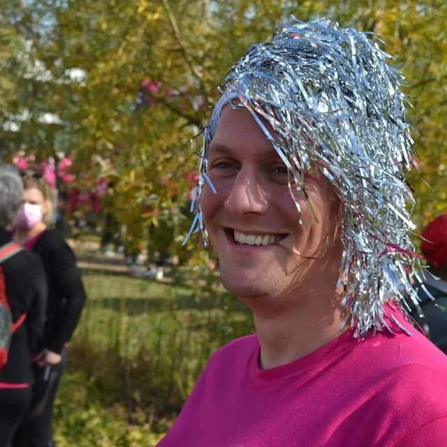 photo romuald, 28 ans, veut « se fondre dans la masse » avec sa perruque argentée et se réjouit de voir de plus en plus d’hommes concernés par la lutte contre le cancer du sein.  ©  ouest-france