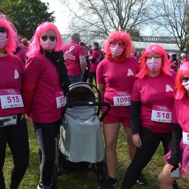 photo autour de côme, 4 mois, sans doute le plus jeune participant de la course, les deux aurélie, marlène, anne et mélodie portent des perruques roses assorties à leur tee-shirt.  ©  ouest-france