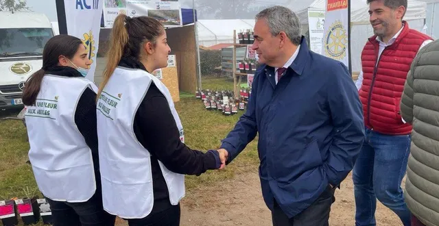 photo  xavier bertrand et jérôme nury, lors de la foire de la saint-denis, à montilly-sur-noireau, dans l’orne.  &copy;  capture d’écran twitter 