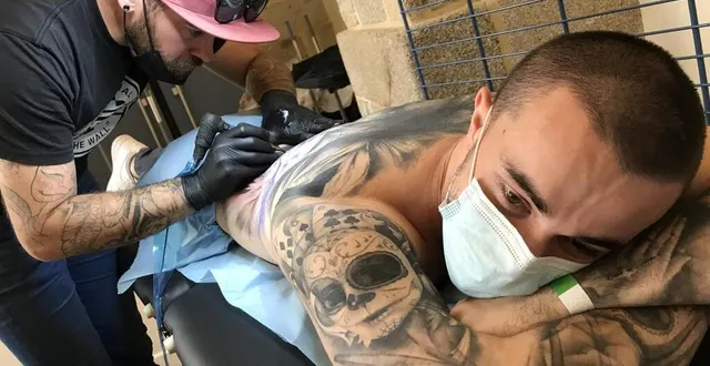 photo  pour se faire tatouer une tête de lion dans le dos, hugo, 22 ans, va passer douze heures allongé pendant que b-grib’z travaille.  &copy;  ouest-france 