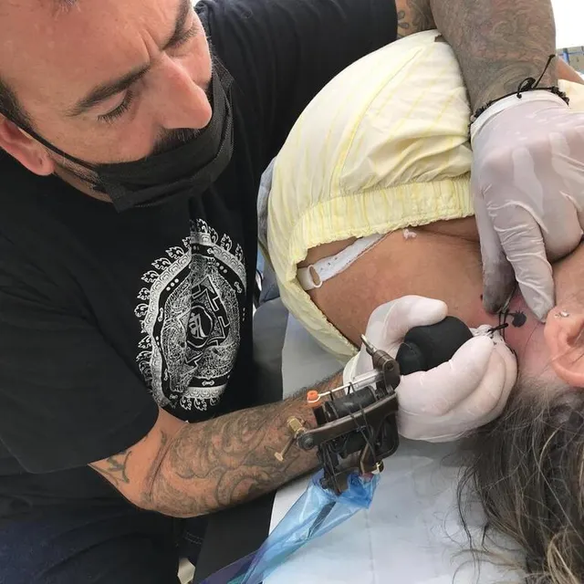 photo on peut se faire tatouer partout.  ©  ouest-france