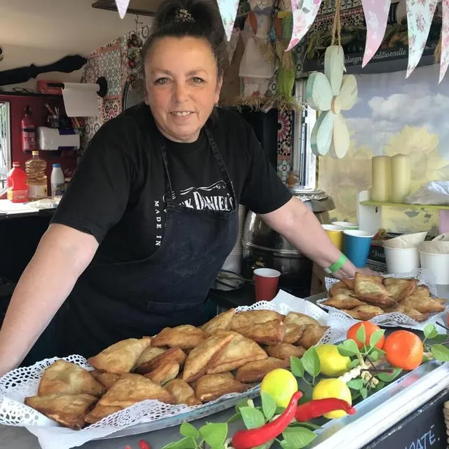 photo pour les amateurs de samoussas et de cuisines végétariennes, angela a installé son food-truck.  ©  ouest-france
