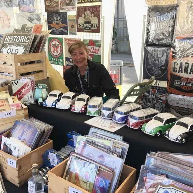 photo sur le stand de sa boutique histoire de décos, virginie propose toute une série d’objets et de plaques vintage qui viennent des états-unis et d’angleterre.  ©  ouest-france