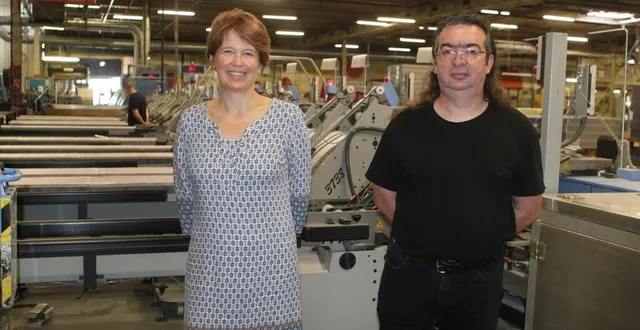 photo  virginie hamm-boulard, directrice, et jean-françois delaunay, responsable de la maintenance et des travaux neufs, préparent l’arrivée d’une nouvelle rotative dans l’usine de la flèche.  &copy;  le maine libre 