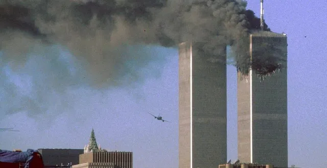 photo  deux avions détournés par des terroristes ont foncé sur les tours jumelles de new york, le 11 septembre 2001.  &copy;  sean adair / archives reuters 