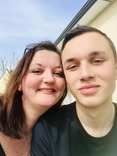 photo isabelle a appris qu’elle était enceinte le 11 septembre : son fils matthieu est né en mai 2002.  ©  dr