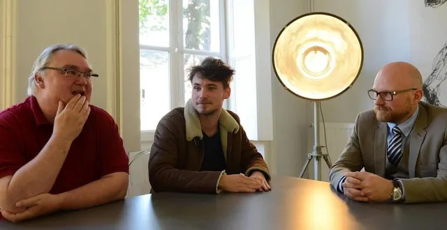 photo  angers, le 27 mai 2016. tom wallop, ici avec son père bruno (à gauche) et leur avocat, me louis-rené penneau (à droite), lors de l’entretien qu’ils nous avaient accordé six mois après les attentats.  &copy;  photo co – laurent combet 