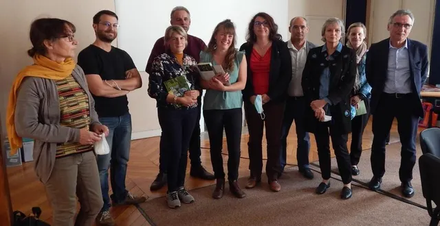 photo  réunion mardi à vaas entre le syndicat intercommunal du loir, le pays vallée du loir et le cpie.  &copy;  le maine libre 