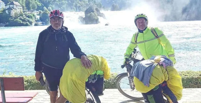 photo  philippe la torre (à gauche) et laurent claude, devant les chutes du rhin, à neuhausen, à la frontière suisse.  &copy;  dr 