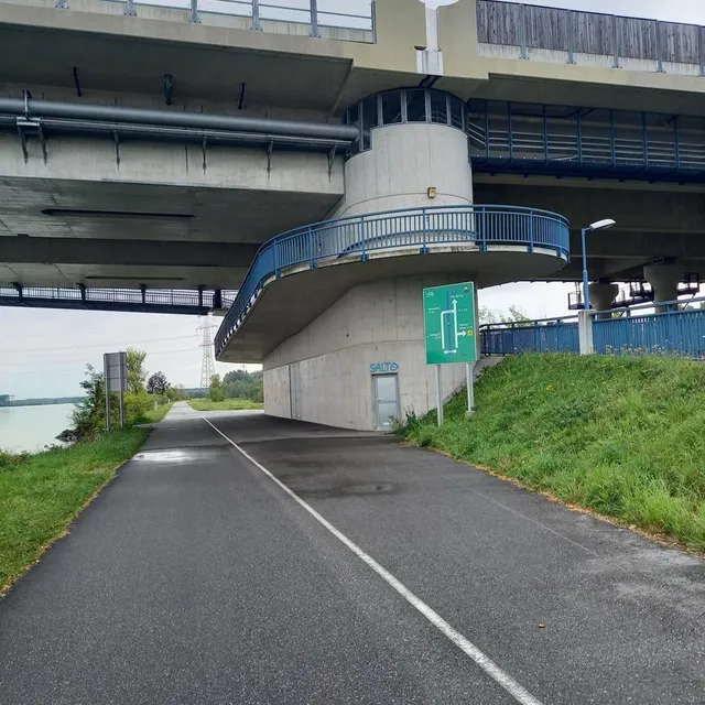 photo en allemagne, un aménagement routier permettant aux cyclistes de traverser une rivière, en roulant sous la chaussée principale du pont.  ©  dr