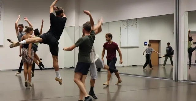 photo  les danseurs de la compagnie l’éventail répètent pour les quatre saisons, au studio francine-lancelot, à sablé-sur-sarthe (sarthe).  &copy;  ouest-france 