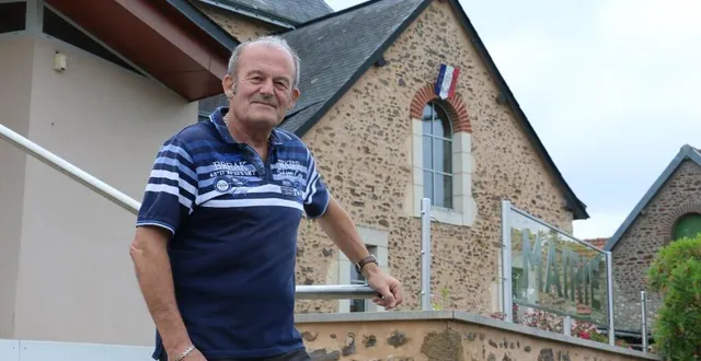 photo  alain lefranc, conseiller municipal à trangé (sarthe), devant la mairie, aménagée dans l’ancien presbytère, à côté de l’église.  &copy;  ouest-france 