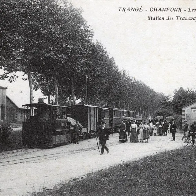 photo entre la fin du xixe et le début du xxe siècle, trangé était desservie par la ligne de tramway qui reliait le mans à saint-denis-d’orques.  ©  collection particulière