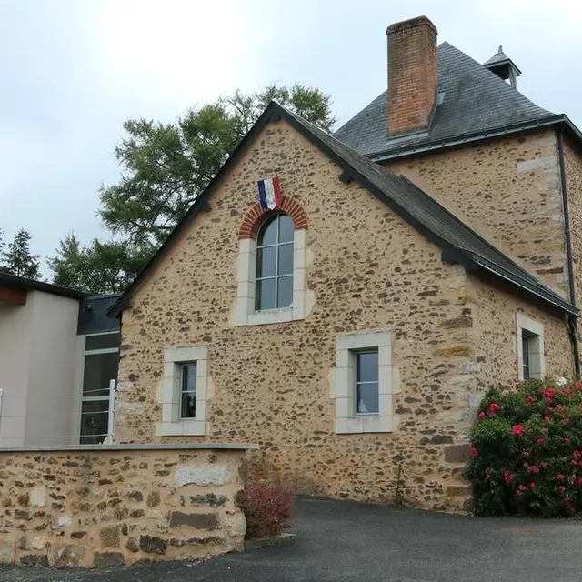 photo la mairie de trangé a été aménagée dans l’ancien presbytère, juste à côté de l’église.  ©  ouest-france