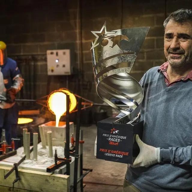 photo le trophée du dernier prix d’amérique réalisé par la fonderie macheret.  ©  archives le maine libre – denis lambert