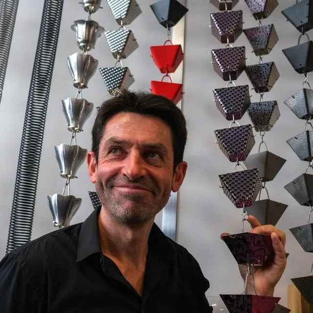 photo bertrand le mellat développe différentes séries de chaînes de pluie  ©  le maine libre – denis lambert