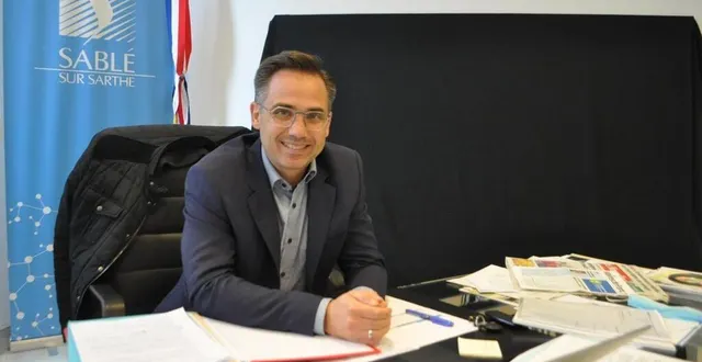 photo  nicolas leudière, maire de sablé-sur-sarthe, à son bureau devant le logo de la ville qui pourrait faire l’objet d’un relooking…  &copy;  le maine libre 