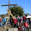 photo  la croix de fromenteau a été posée samedi, en présence des bénévoles de la clef de voûte et des habitants du voisinage. 