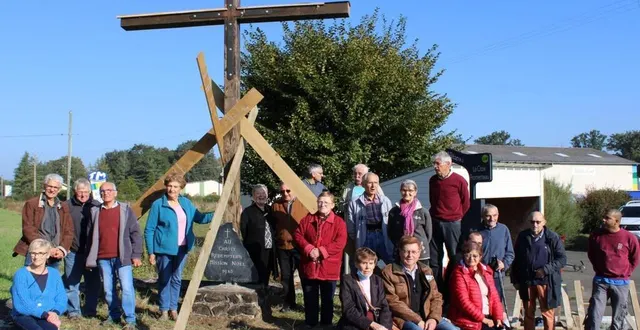 photo  la croix de fromenteau a été posée samedi, en présence des bénévoles de la clef de voûte et des habitants du voisinage.  &copy;  ouest-france 