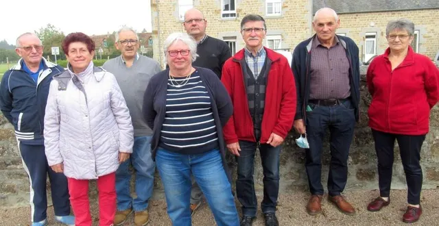 photo  marcel gahéry, trésorier adjoint ; brigitte edmond, secrétaire adjointe ; gilbert dubourg, trésorier ; arlette allix, vice-présidente ; eric visonneau, secrétaire ; andré leroux, président ; eugène chatel, vice-président et françoise fromont, membre.  &copy;  ouest-france 