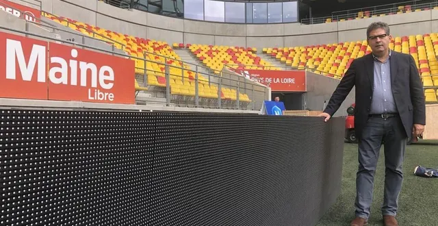 photo  le mans, vendredi 10 septembre 2021. le président du mans fc thierry gomez ici devant les panneaux à leds, qui fonctionneront pour la première fois ce lundi soir.  &copy;  photo le maine libre 