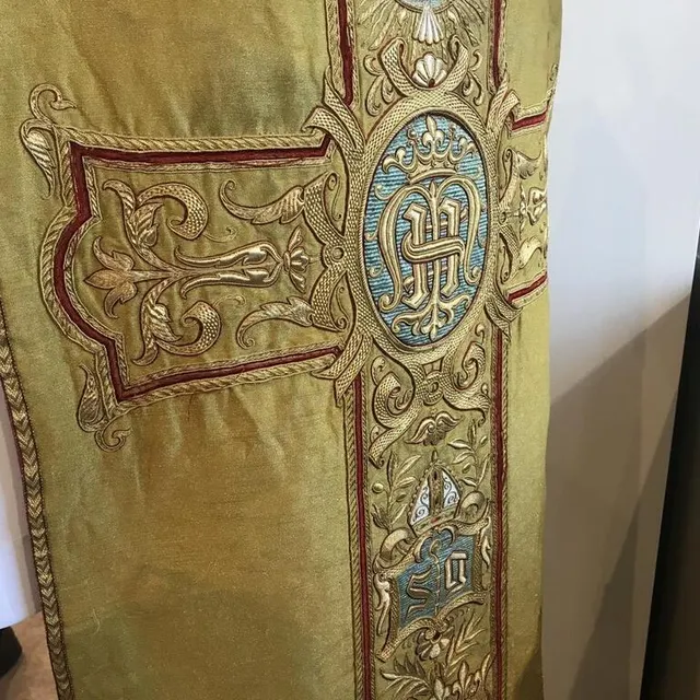 photo une reproduction de la chasuble est présentée à l’entrée de l’exposition.  ©  ouest-france