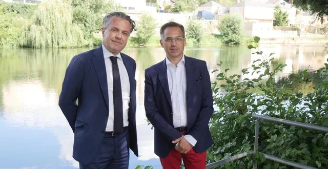 photo  christophe béchu, maire d’angers, et nicolas leudière, maire de sablé-sur-sarthe, à sablé le vendredi 27 août 2021.  &copy;  archives le maine libre 