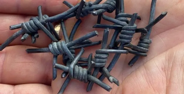 photo  des morceaux de barbelés ont été retrouvés sur plus d’un mètre le long de la voie verte qui relie lalacelle à pré-en-pail-saint-samson.  &copy;  mont des avaloirs 