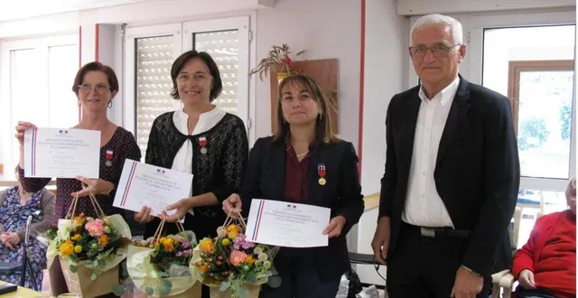 photo  murielle lelong (à gauche), valérie heurtebise, elisabeth guillot et michel briffault, le maire.  &copy;  ouest-france 