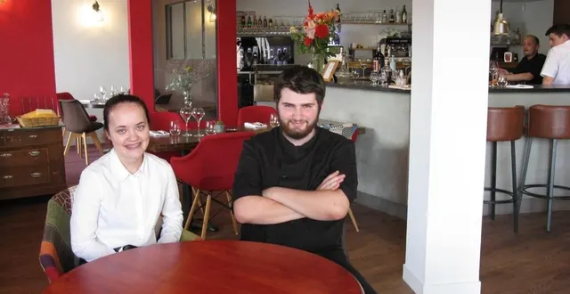 photo  le restaurant l’écarlate accueille deux apprentis : éloïse blossier (à gauche), apprentie en salle, et lucas vivier, en cap cuisine.  &copy;  ouest-france 