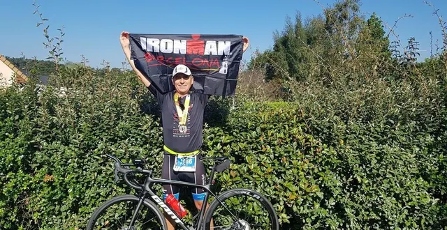 photo  lohic lucas, de retour à sablé, avec sa médaille de « finisher » autour du cou après avoir terminé l’ironman de barcelone.  &copy;  collection privée 
