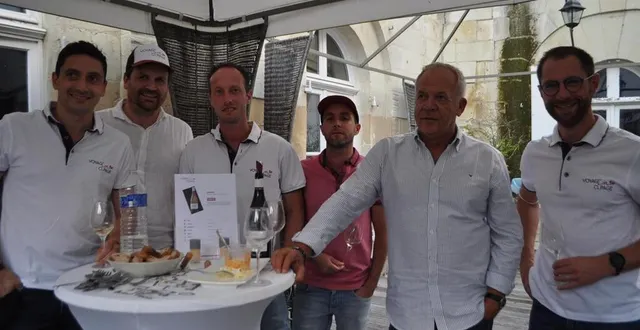 photo  stéphane derenoncourt (2e à droite), « le divin des vignes » comme l’a surnommé le journal le monde, était présent au côté des amis de voyage en cépage.  &copy;  le maine libre 