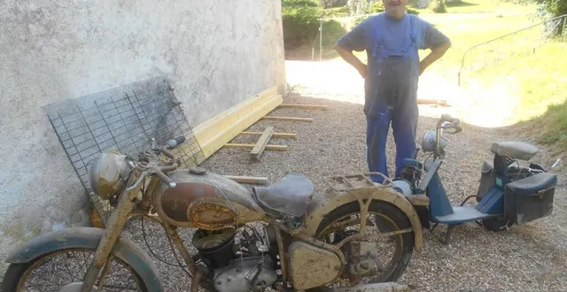 photo  jacky auville devant une vieille moto et un mini solex.  &copy;  ouest-france 