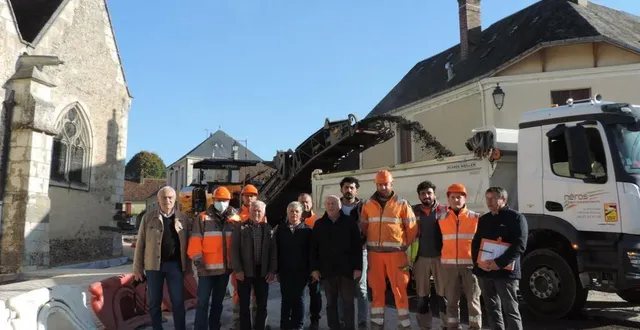 photo  les élus entourés d’une partie des ouvriers qui travaillent sur la place depuis des mois.  &copy;  ouest-france 
