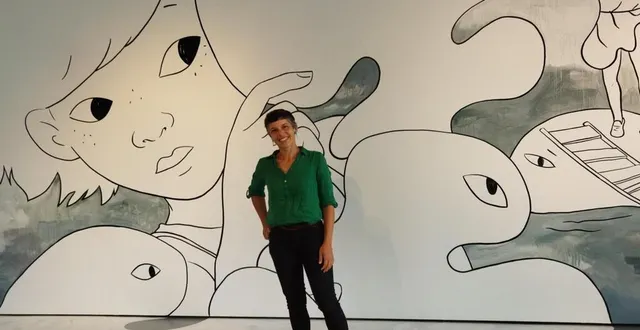 photo  lucie albon devant l’une des œuvres de l’exposition  : une fresque gigantesque couvrant tout un mur du centre d’art.  &copy;  ouest-france 