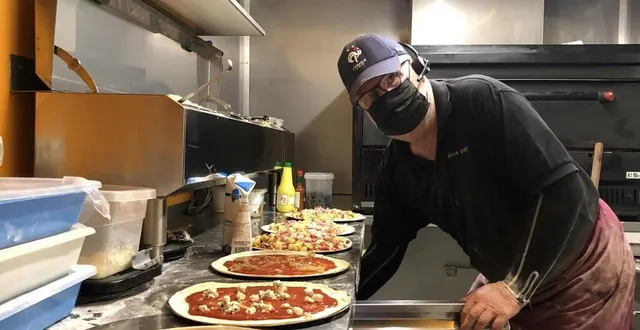 photo  philippe barbaud aux fourneaux dans son camion à pizzas, jeudi 23 septembre 2021, à parcé-sur-sarthe.  &copy;  ouest-france 