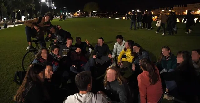 photo  des groupes de jeunes ont pris l’habitude de se réunir la nuit sur les pelouses de l’esplanade cœur de maine, générant du bruit pour les habitants de la doutre.  &copy;  archive co – laurent combet 