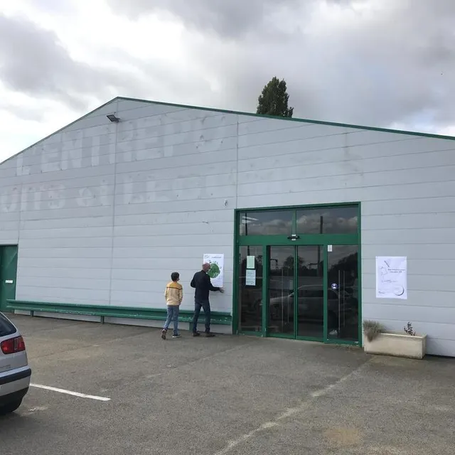 photo le vide-greniers permanent se trouve dans le bâtiment qui accueillait auparavant un magasin de fruits et légumes.  ©  ouest-france