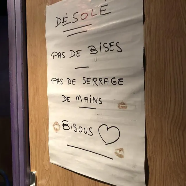 photo avant sa fermeture, le chris club avait collé une affiche pour faire respecter les gestes barrières, toujours d'actualité.  ©  ouest-france