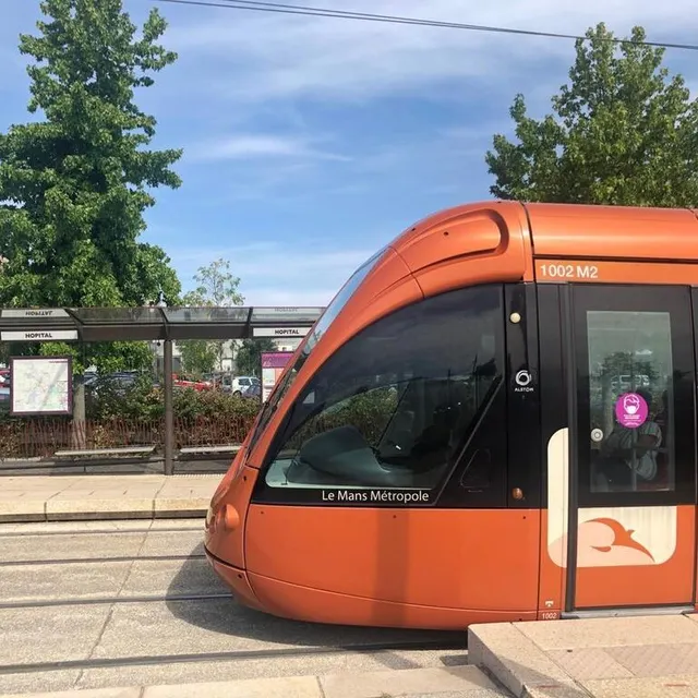 photo la proximité des arrêts de tramway permet d’accéder facilement à l’hôpital. mais incite aussi certains automobilistes à profiter du parking sans frais de stationnement. d’autant plus gênant que le parking-relais bartholdi-université, en bout de ligne, peine à faire le plein.  ©  ouest-france